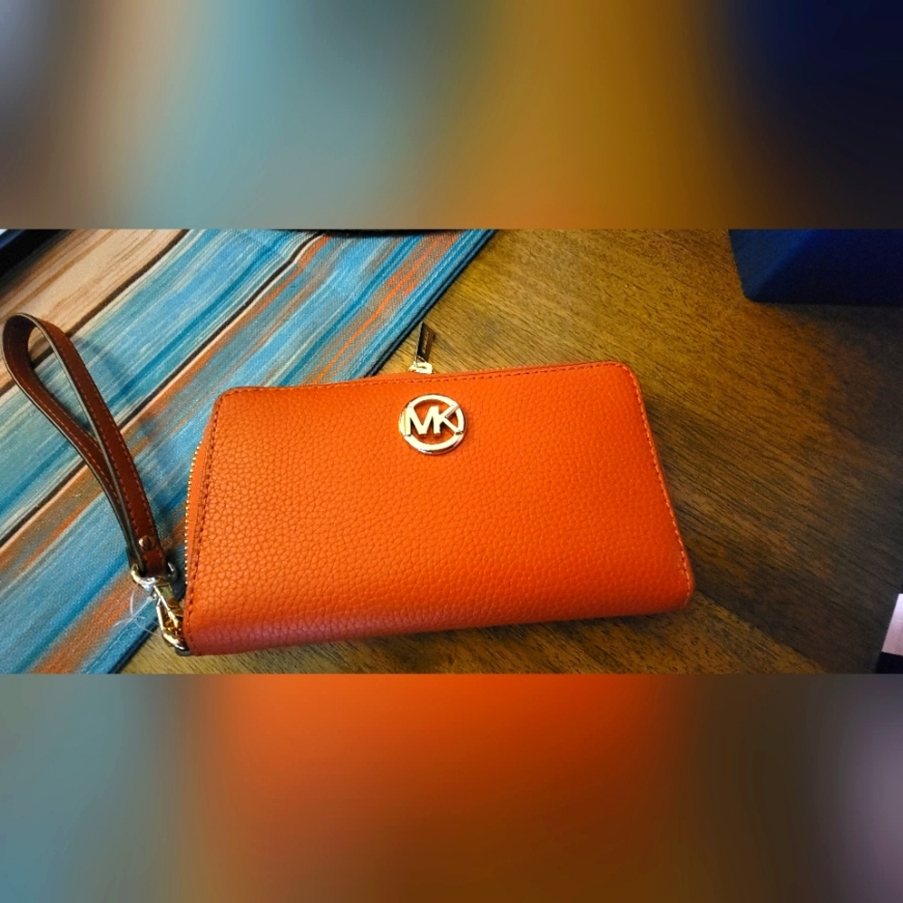 Michael Kors Zippy Wallet
